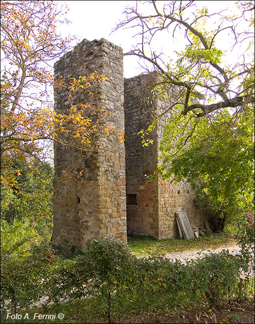 Porciano: mura del castello