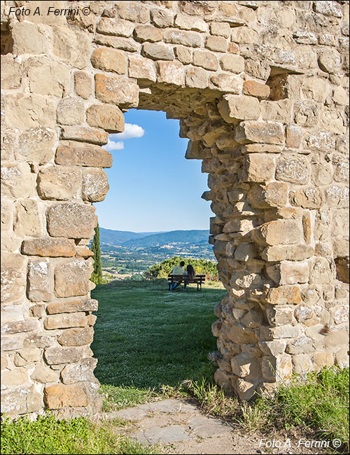 Castello di Romena, breccia sulle mura