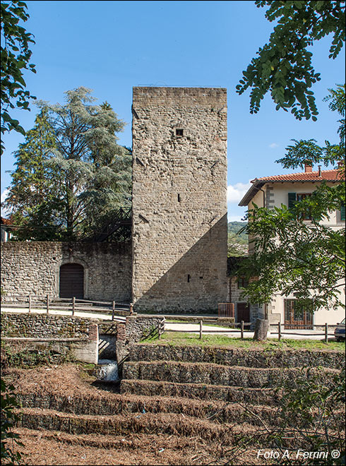 Pratovecchio, torre lungo l'Arno