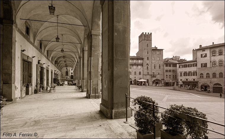 Logge e Piazza Vasari 