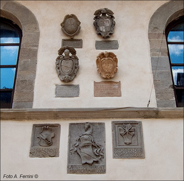 Palazzo del Capitano, stemmi sulla facciata