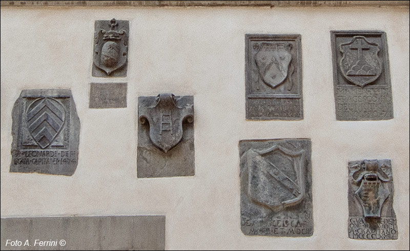 Palazzo del Capitano, stemmi sulla facciata