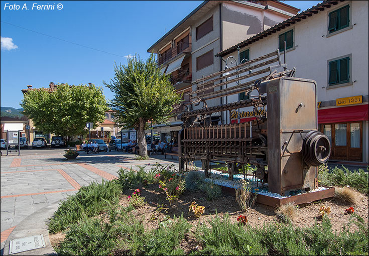 Soci, il monumento in piazza