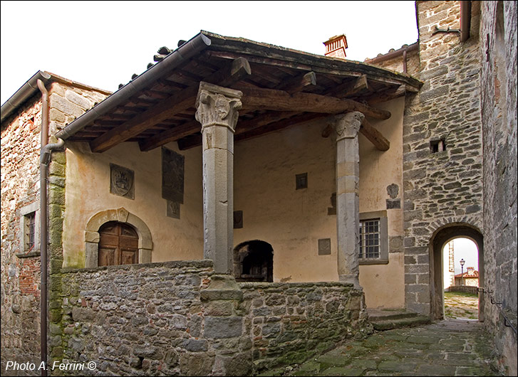 Castel Focognano, loggetta