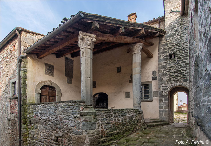 Castel Focognano, loggetta
