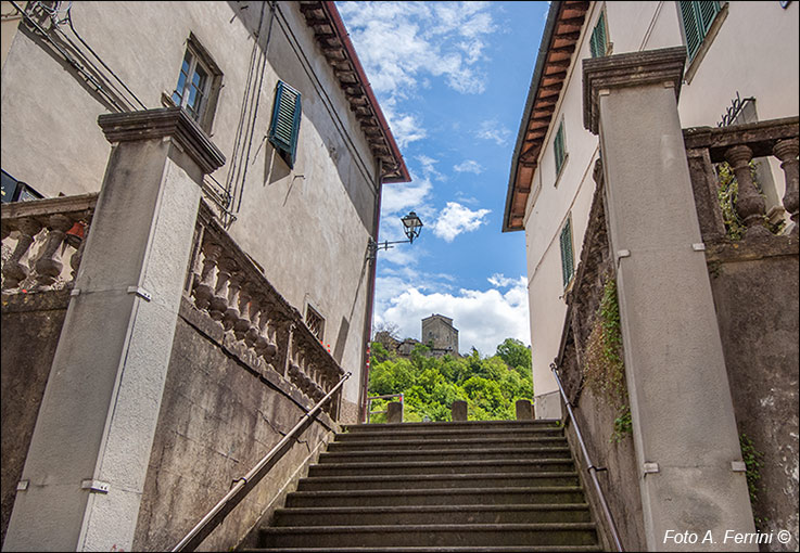 Strada in Casentino, la scala verso il ponte