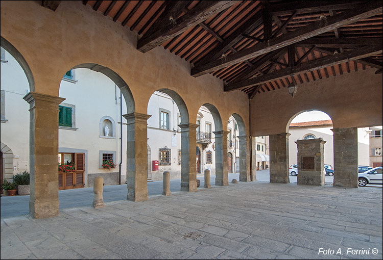 Logge del Mercato, Strada in Casentino