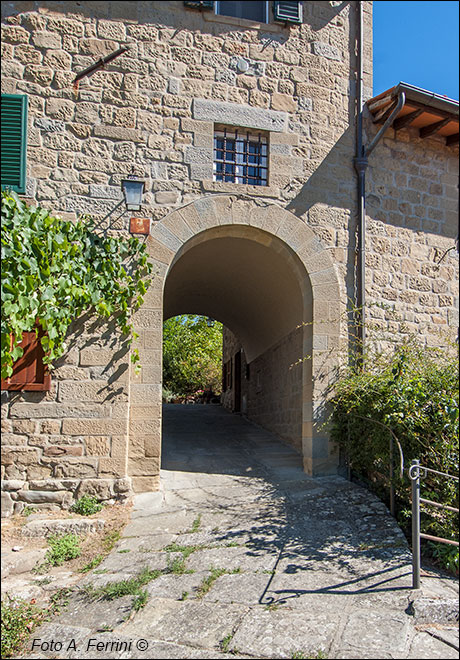 Porciano, accesso al castello