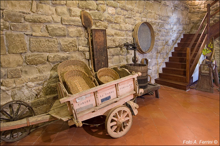 Castello di Porciano, un carro agricolo