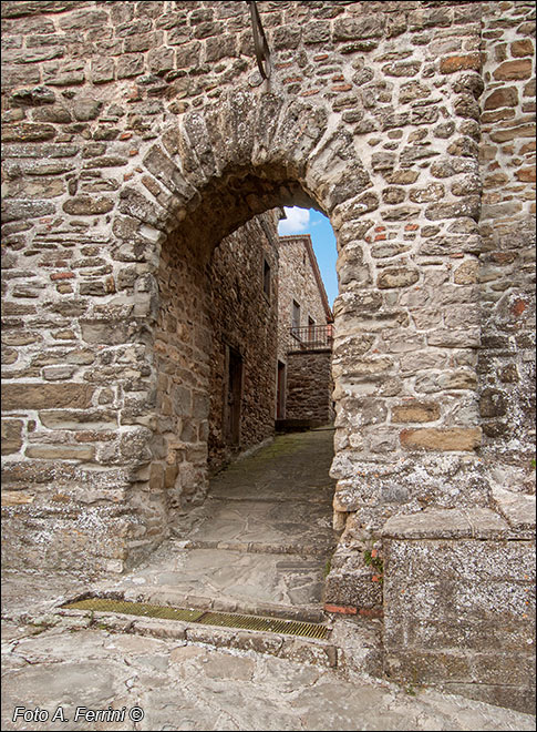 Sarna, la porta medievale