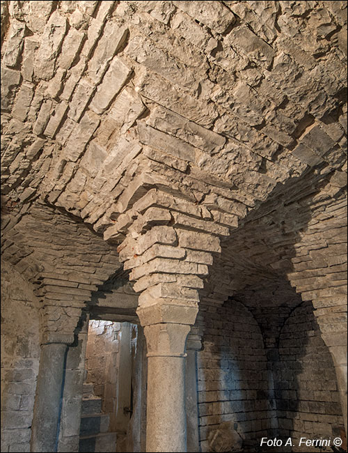 Pieve di Buiano, capitello nella cripta