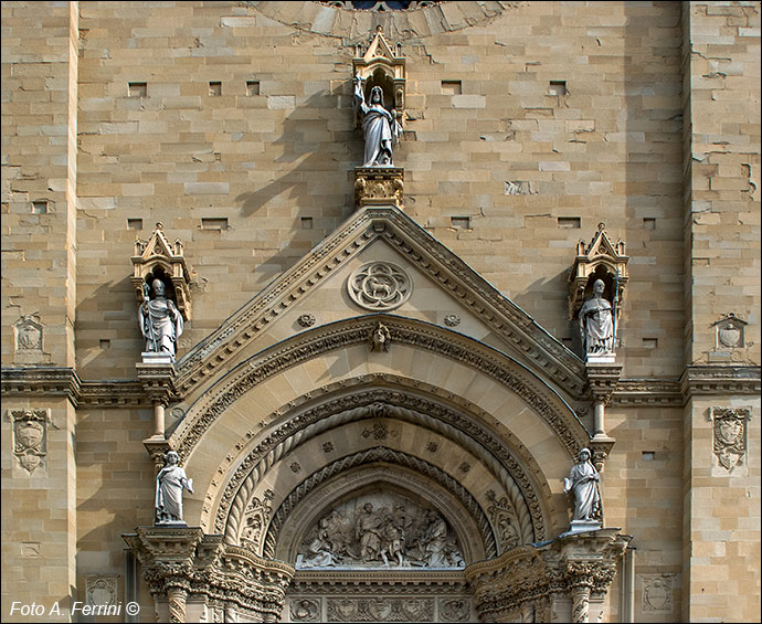 Cattedrale di Arezzo, sculture nella facciata