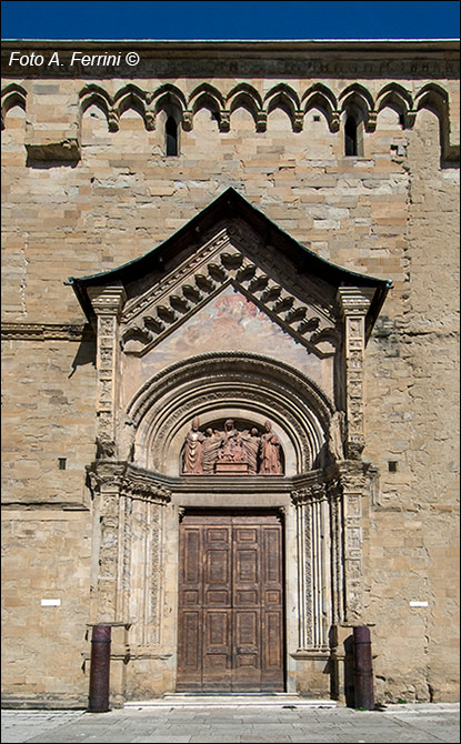 Portale del XIV secolo nel duomo aretino