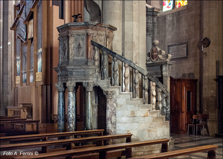 Cattedrale di Arezzo, pulpito di destra.