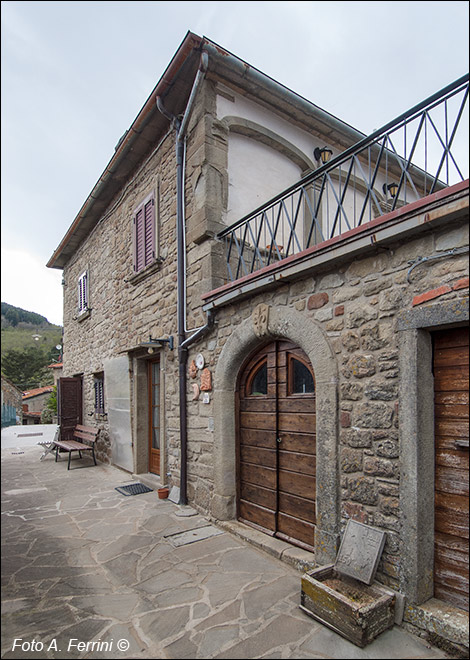 Elegante edificio a Castelnuovo