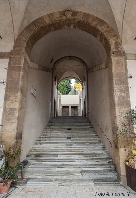 Vicolo dell’Arco: strade per il Prato
