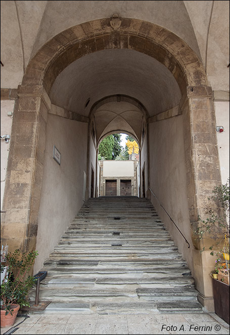 Vicolo dell’Arco: strade per il Prato
