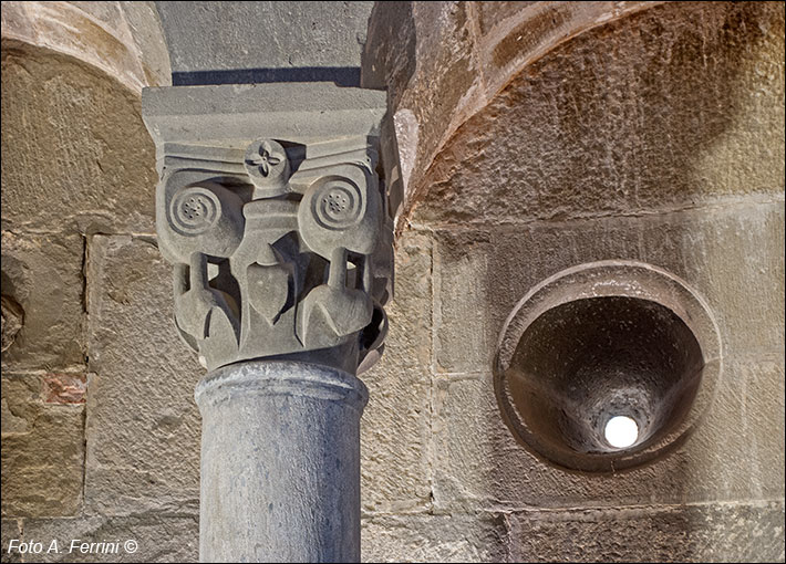 Capitello dell'abside di Gropina
