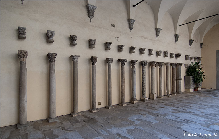 Palazzo Bruni Ciocchi, colonne nel cortile