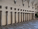 Palazzo Bruni Ciocchi, colonne nel cortile