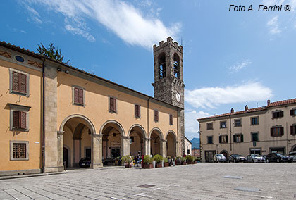 Bibbiena, Piazza Tarlali e la sua torre