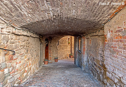 Monterchi: passage in the ancient walls