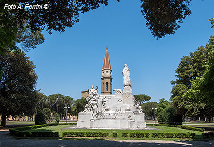 The Prato in Arezzo and the monument to Petrarca