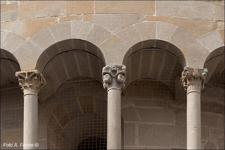 Abside Pieve di Arezzo, colonne e capitelli