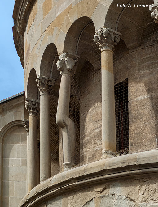 Abside Pieve di Arezzo, colonna storta