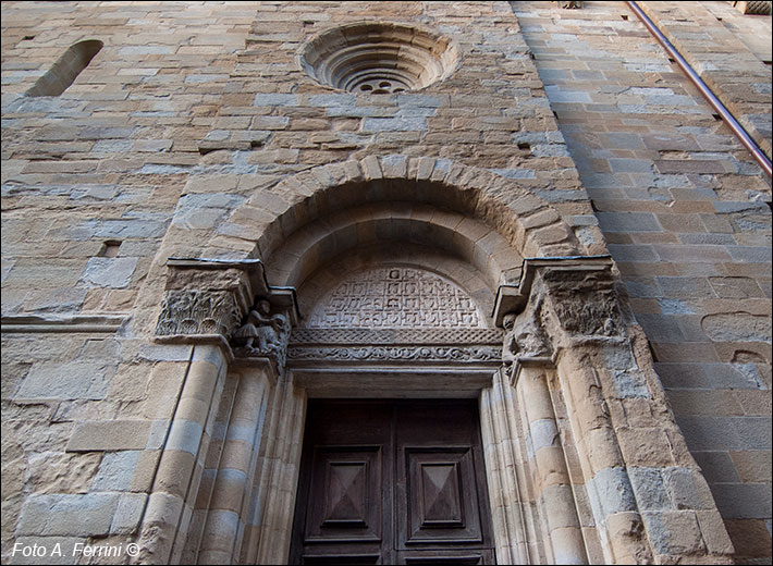 Pieve di Arezzo, portale laterale