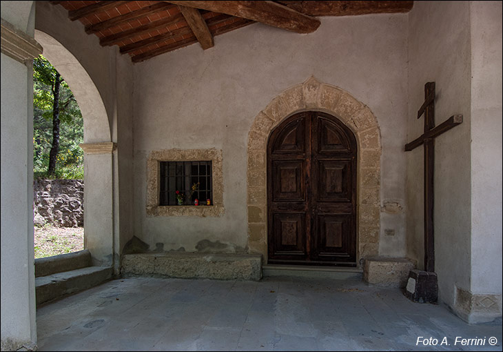 Santa Maria in Bagno, il portico