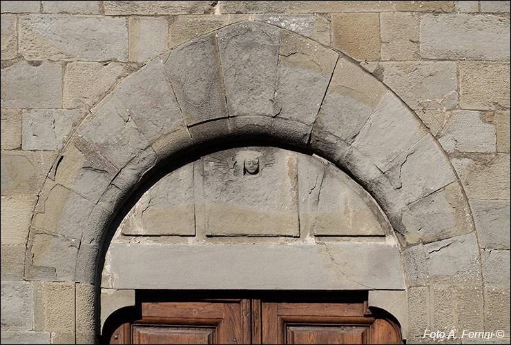Pieve di Montemignaio, portale