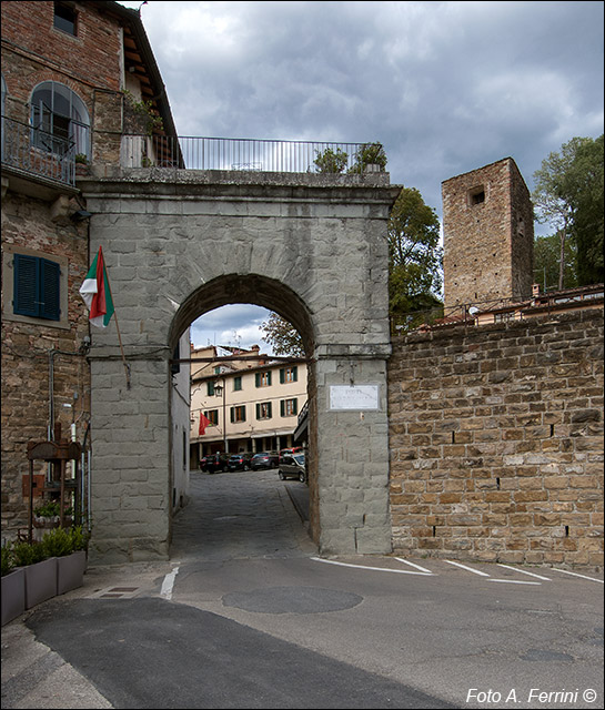 Porta Santi di Cascese, Poppi