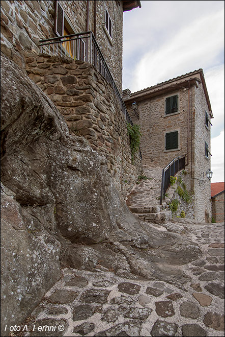 Edifici sulla roccia