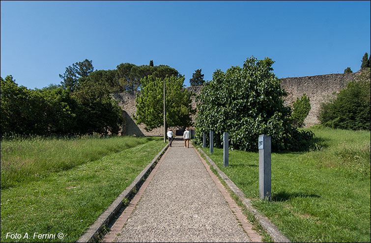 Dal parcheggio Via Pietri alle antiche mura