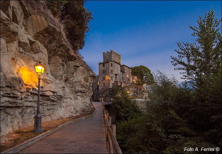 Subbiano, scogli lungo l'Arno