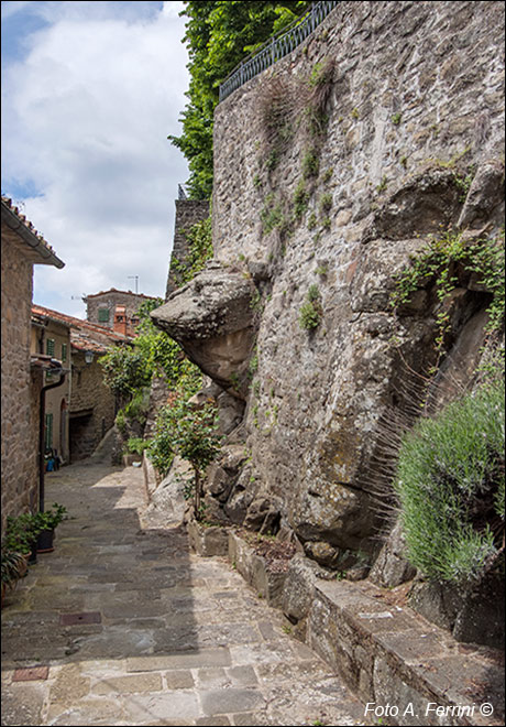 Trappola, mura del castello